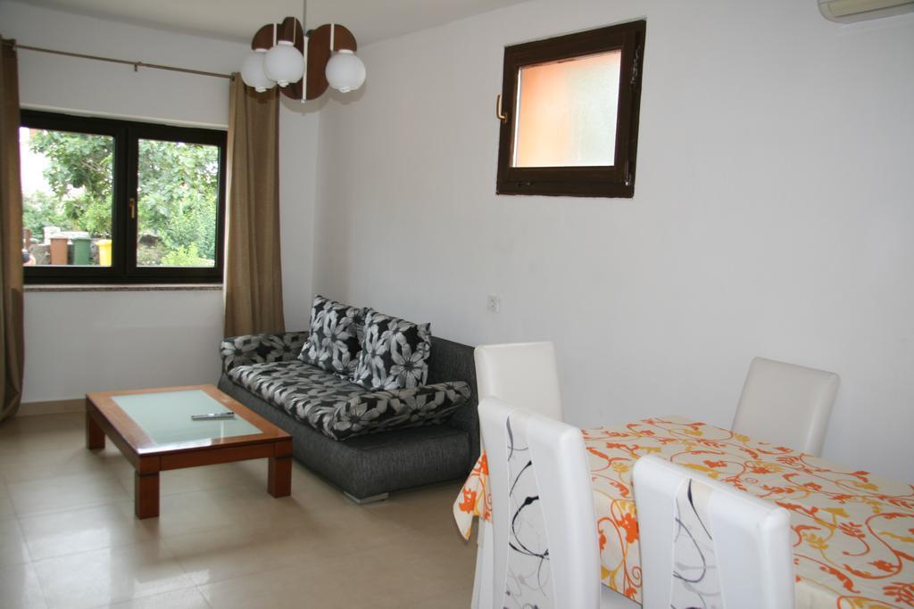 Apartments Karabaic Krk クルク エクステリア 写真