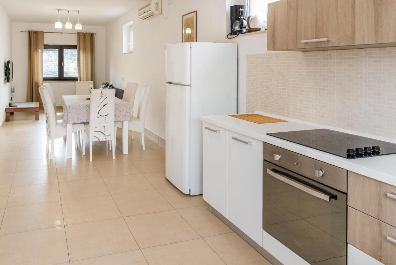 Apartments Karabaic Krk クルク エクステリア 写真