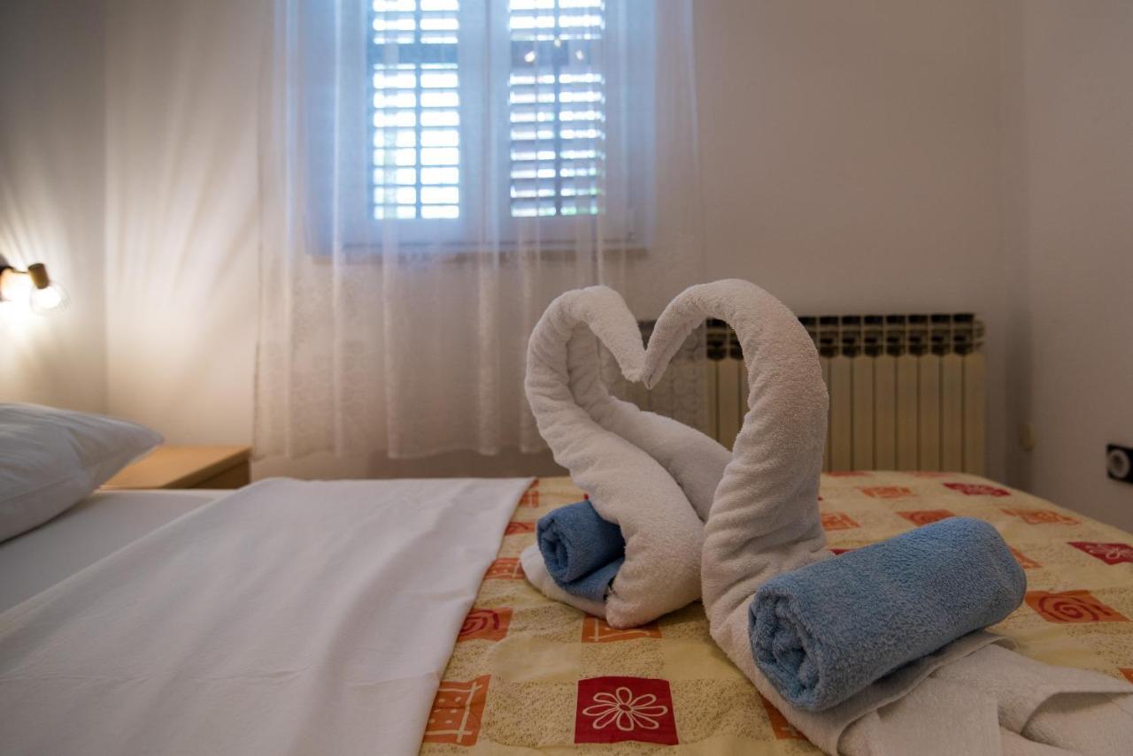 Apartments Karabaic Krk クルク エクステリア 写真