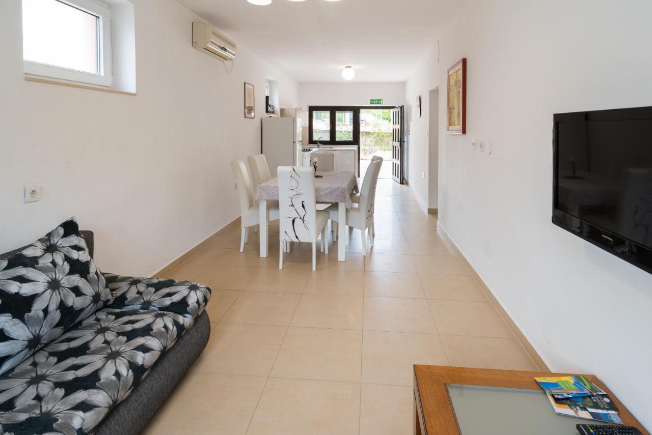 Apartments Karabaic Krk クルク エクステリア 写真