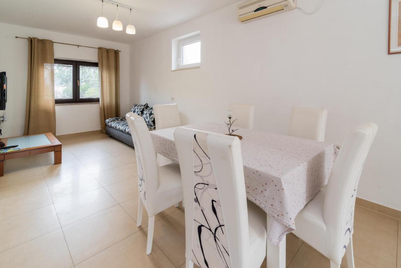 Apartments Karabaic Krk クルク エクステリア 写真